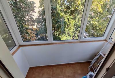 Apartament cu 3 camere semidecomandat, mobilat în Spitalul Județean
