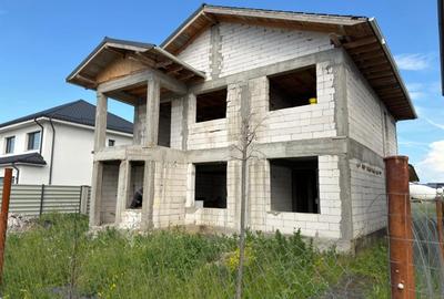 Casă individuală cu 4 camere cu Canalizare în Exterior Est