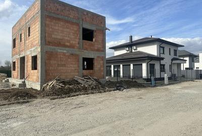 Casă cu 4 camere în Central