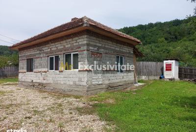 Casă cu 4 camere cu Teren 405 Mp în Pietroșani