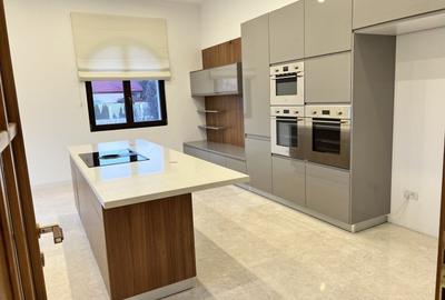 Casă individuală cu 10 camere cu Garaj în Pipera
