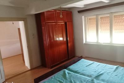 Casă cu 3 camere cu Teren 3500 Mp în Central