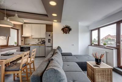 Apartament cu 3 camere semidecomandat, mobilat în P-ța Romană