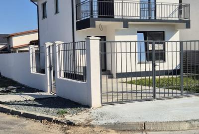 Casă individuală cu 4 camere cu Canalizare în Lumina