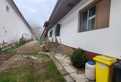 Casă individuală cu 4 camere cu Canalizare în Central - 1