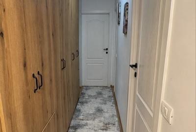 Apartament cu 3 camere decomandat în Est