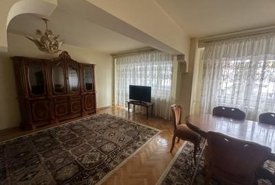Apartament cu 3 camere semidecomandat, mobilat în 1 Mai - 1