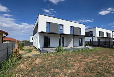 Duplex cu 5 camere cu Canalizare în Dumbrăvița