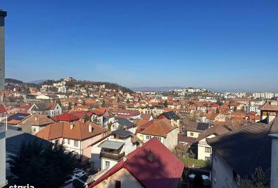 Apartament cu 3 camere, mobilat în Cetatea - 3