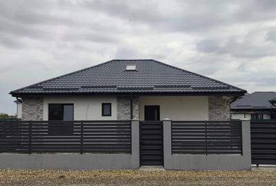 Casă individuală cu 4 camere cu Canalizare în Gulia