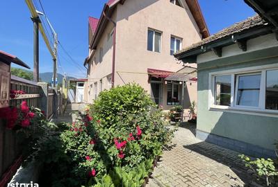 Casă cu 9 camere cu Teren 711 Mp în Central - 1