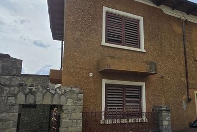 Casă cu 5 camere cu Teren 518 Mp în Buciumeni