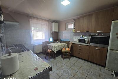 Casă cu 5 camere cu Teren 300 Mp în Central