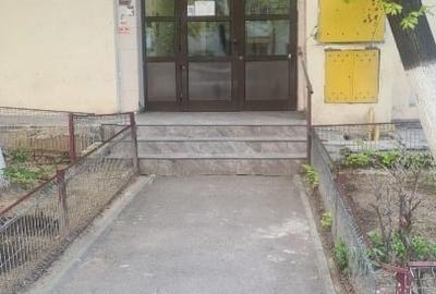 Apartament cu 3 camere decomandat în Tei