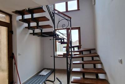 Casă cu 5 camere cu Teren 420 Mp în Trei Stejari