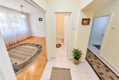 Apartament cu 3 camere decomandat în Astra