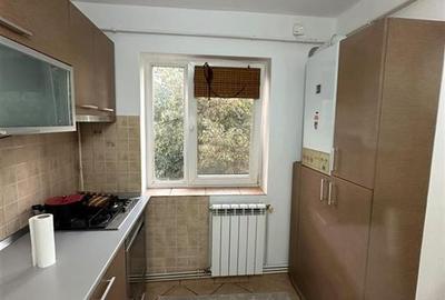 Apartament cu 3 camere semidecomandat, mobilat în Podu Roș
