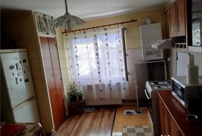 Apartament cu 2 camere decomandat în Tractorul