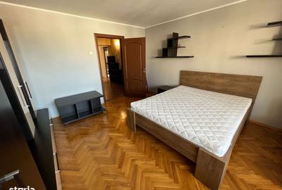 Apartament cu 3 camere decomandat în 7 Noiembrie - 9