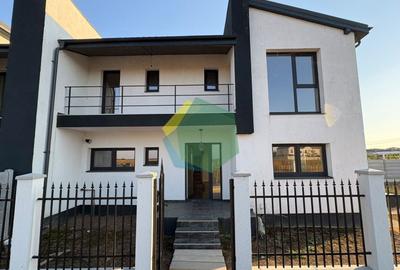 Duplex cu 4 camere cu Canalizare în Sud-Est