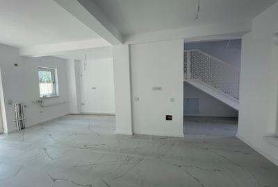 Casă cu 4 camere cu Canalizare în Central - 12