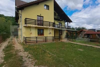 Casă individuală cu 6 camere cu Garaj în Zărnești