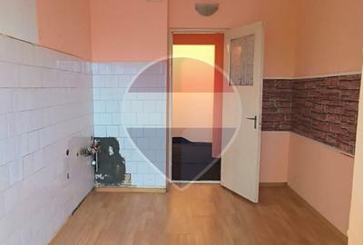 Apartament cu 3 camere decomandat în Micro 13