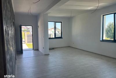 Casă cu 4 camere în Cornești
