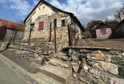 Teren de 800 mp, în Petros