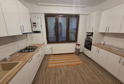 Apartament cu 3 camere decomandat în Boul Roșu