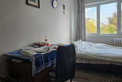 Apartament cu 3 camere semidecomandat în Zamfirescu