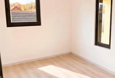 Casă cu 3 camere cu Teren 300 Mp în Noua