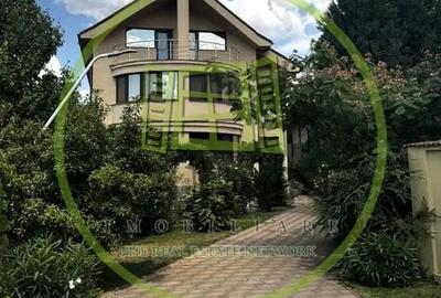 Casă individuală cu 10 camere cu Canalizare în Lăpuș