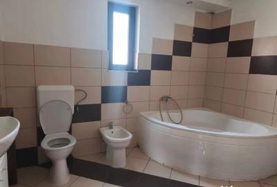 Casă cu 5 camere cu Teren 1600 Mp în Central