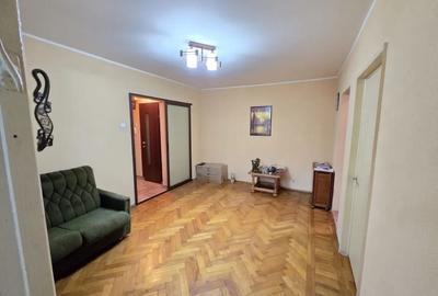 Apartament cu 3 camere semidecomandat în Micro 16 - 1