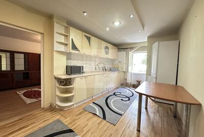 Apartament cu 3 camere semidecomandat, mobilat în Între Lacuri