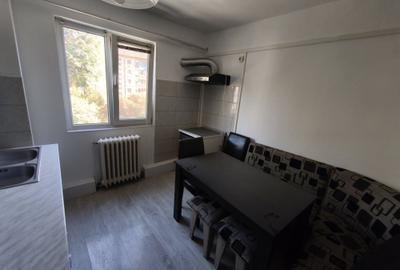 Apartament cu 3 camere semidecomandat în Govândari