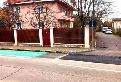 Casă individuală cu 10 camere cu Canalizare în 9 Mai - 2