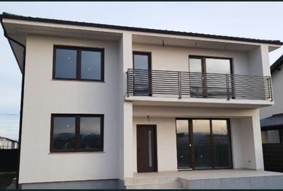 Casă cu 4 camere în Central - 1
