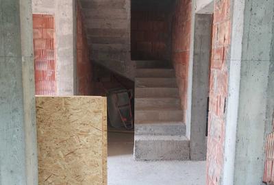 Casă cu 4 camere în Valea Adâncă