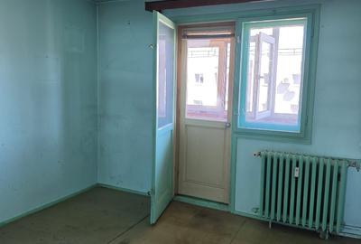 Apartament cu 3 camere semidecomandat în Exterior Vest