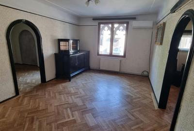 Apartament cu 3 camere semidecomandat în Cotroceni