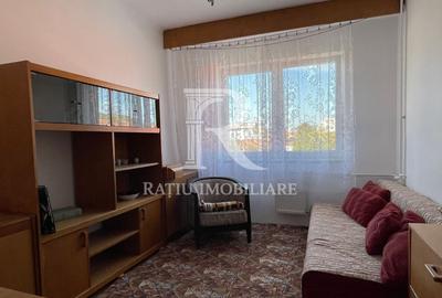 Apartament cu 3 camere semidecomandat, mobilat în Central