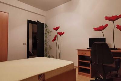 Garsonieră decomandată în Roșu