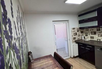 Apartament cu 3 camere decomandat în Rovine - 2