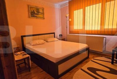 Apartament cu 3 camere semidecomandat, mobilat în Micro 4