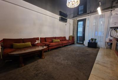 Apartament cu 3 camere decomandat în Palazu Mare