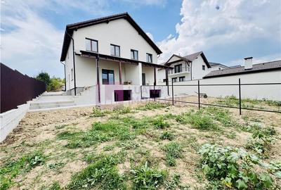 Duplex cu 4 camere cu Canalizare în Central