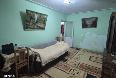 Apartament cu 3 camere decomandat în Podul de Fier