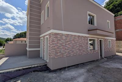 Duplex cu 5 camere cu Canalizare în Florești - 1